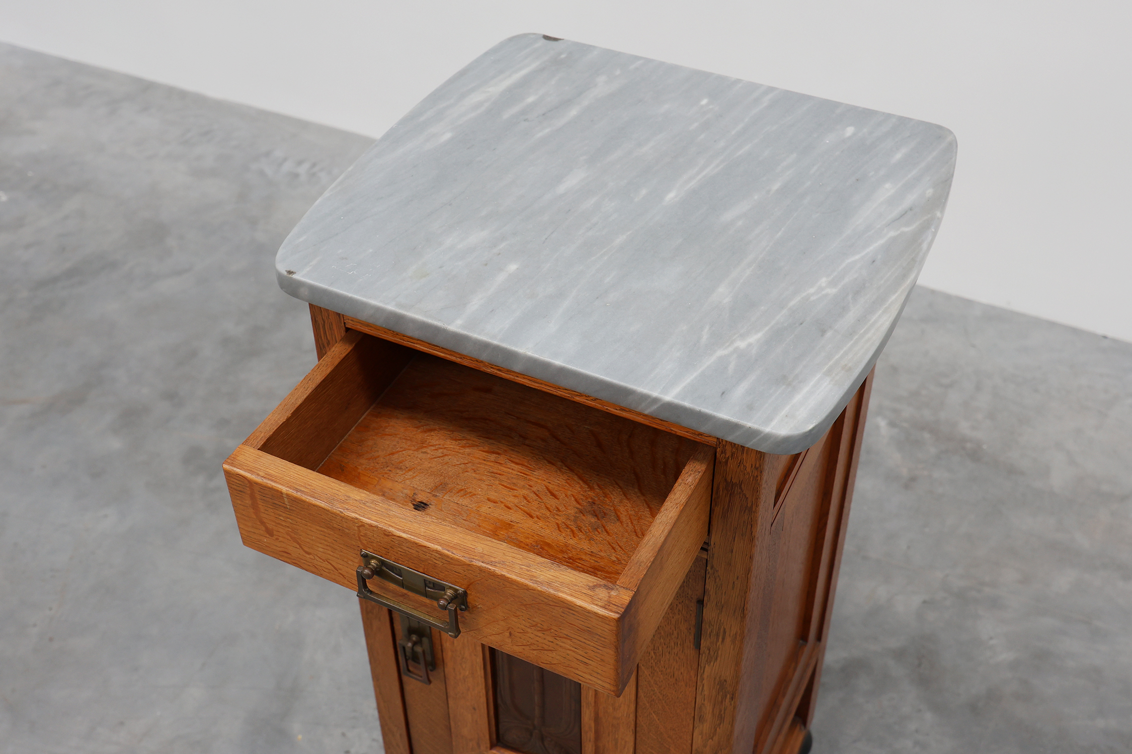 Pair of Art Nouveau nightstands attr. to De Coene with artwork by Geo Verbanck, Belgium ca. 1905thumbnail
